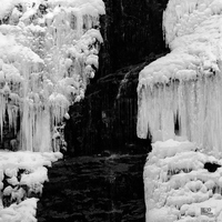 Cascade entre la glace
