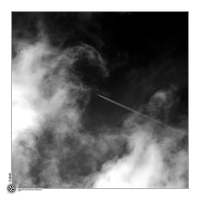 Avion dans les cumulus
