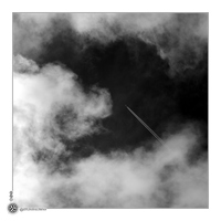 Avion dans les cumulus
